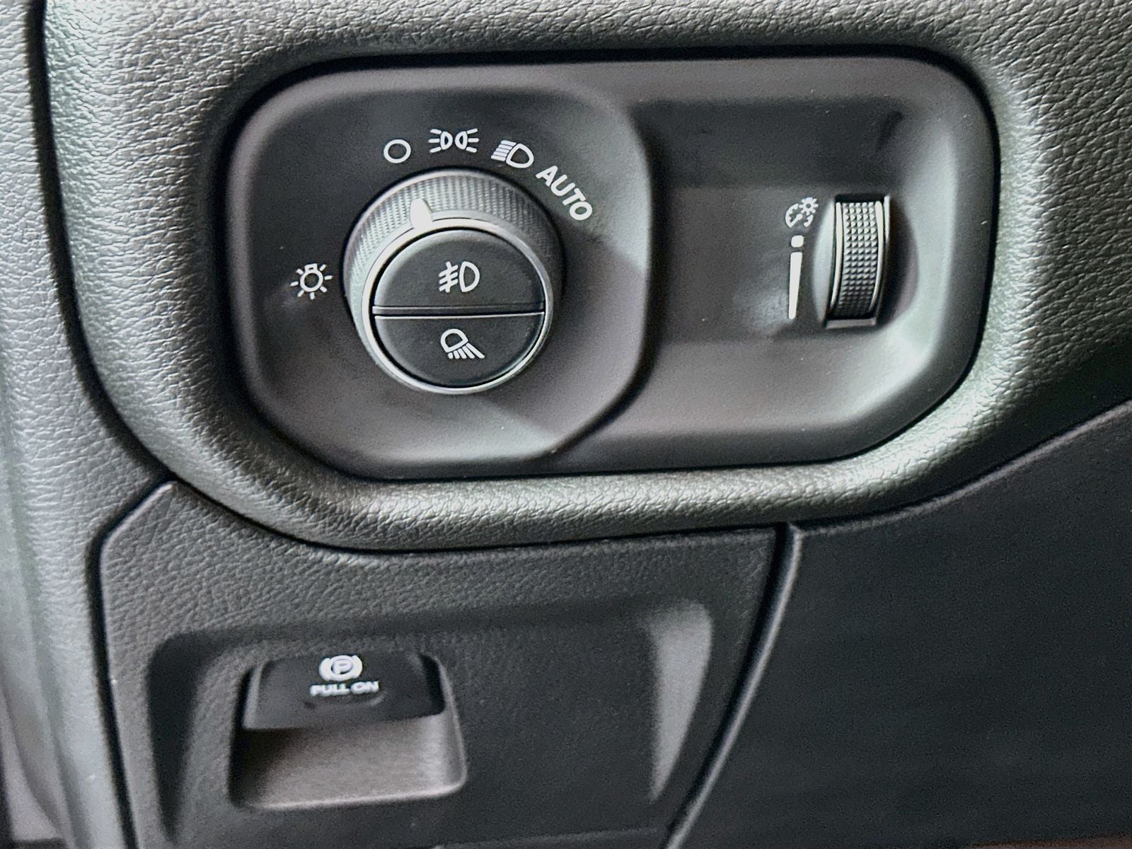 2026 RAM 1500 RAM 1500 WARLOCK CREW CAB 4X4 5'7' BOX