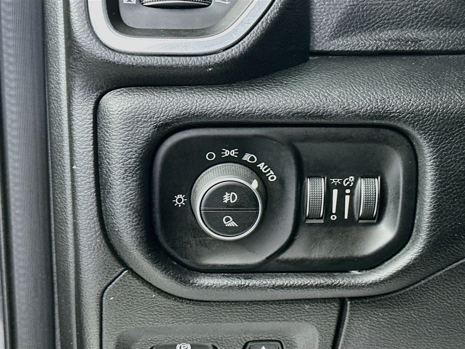 2020 RAM 1500 Laramie Crew Cab 4x4 5'7' Box
