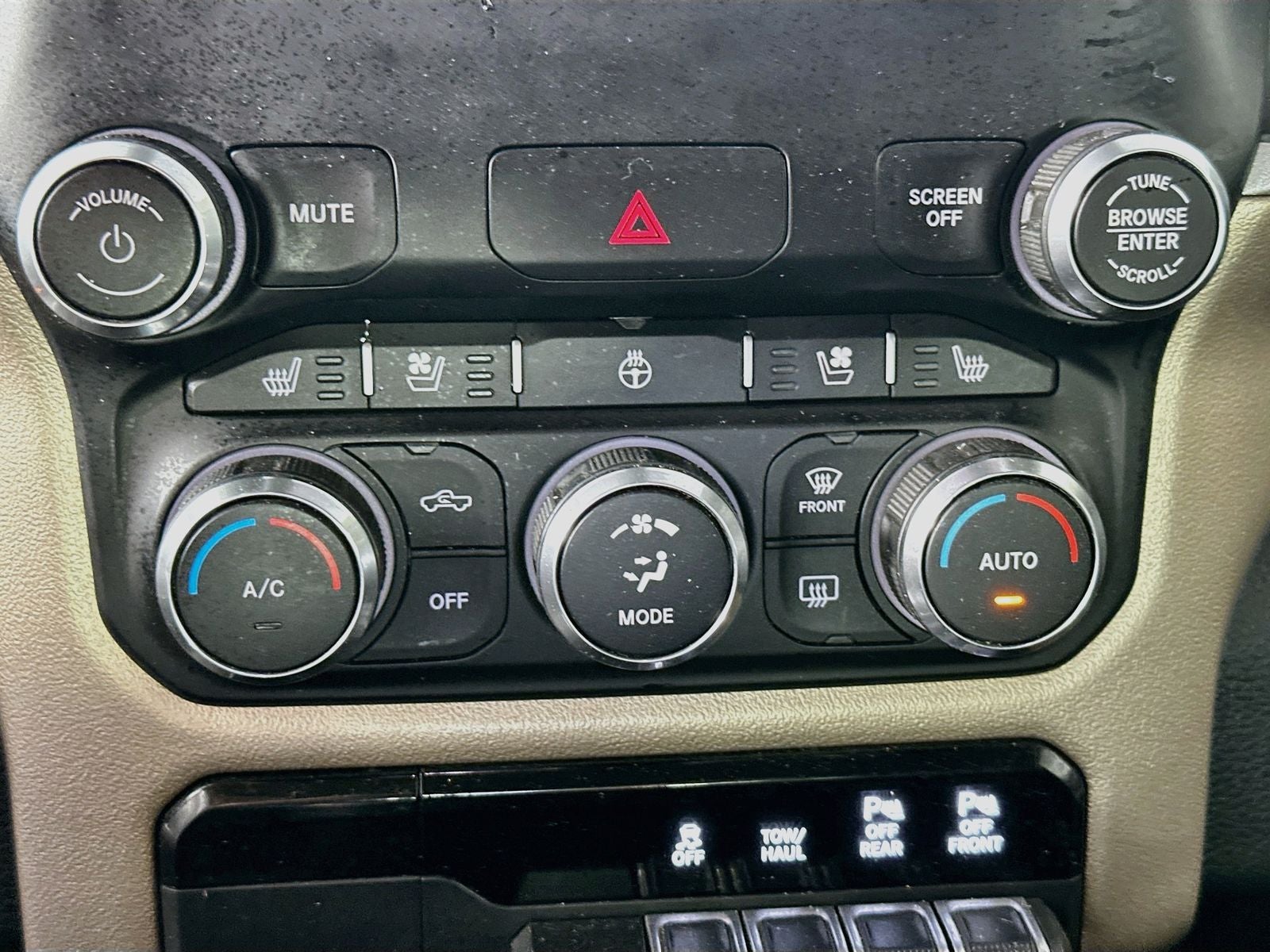 2020 RAM 1500 Laramie Crew Cab 4x4 5'7' Box