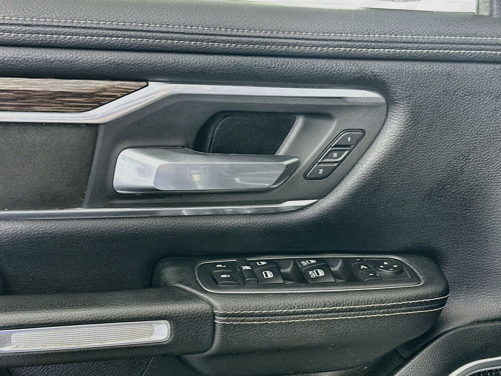2020 RAM 1500 Laramie Crew Cab 4x4 5'7' Box