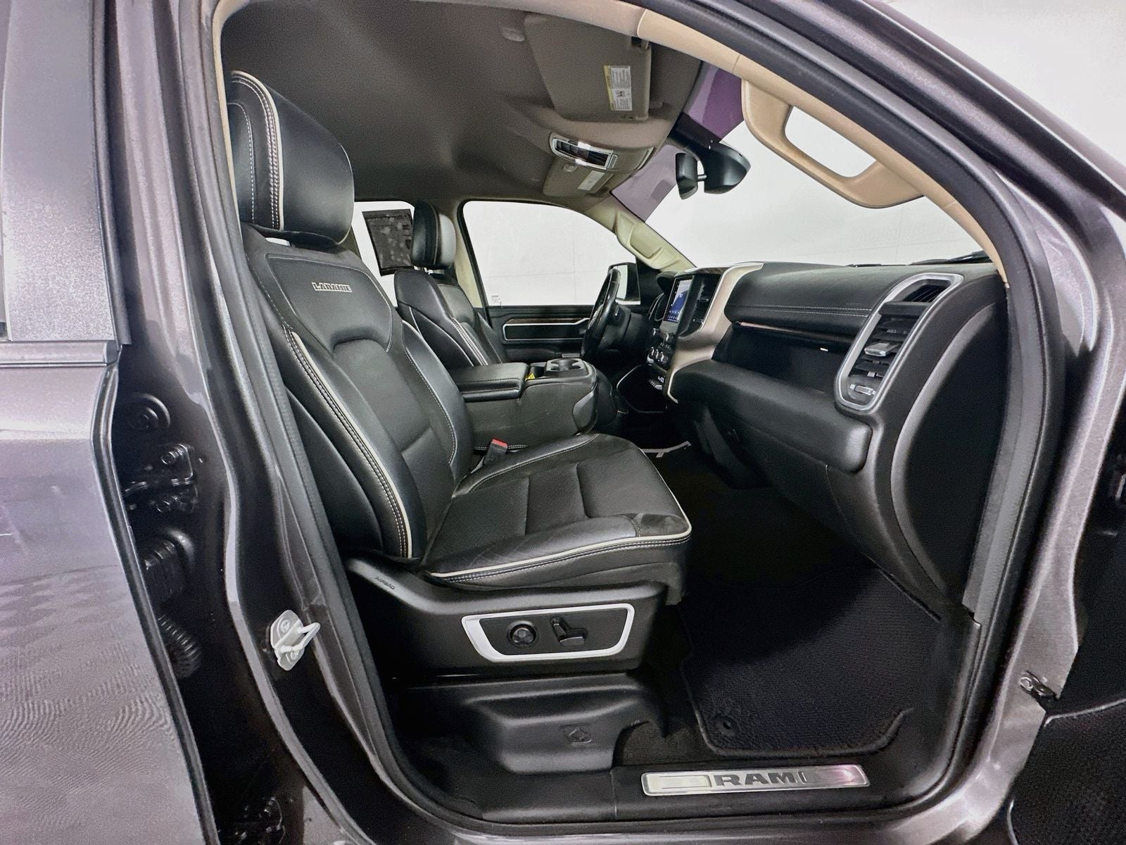 2020 RAM 1500 Laramie Crew Cab 4x4 5'7' Box