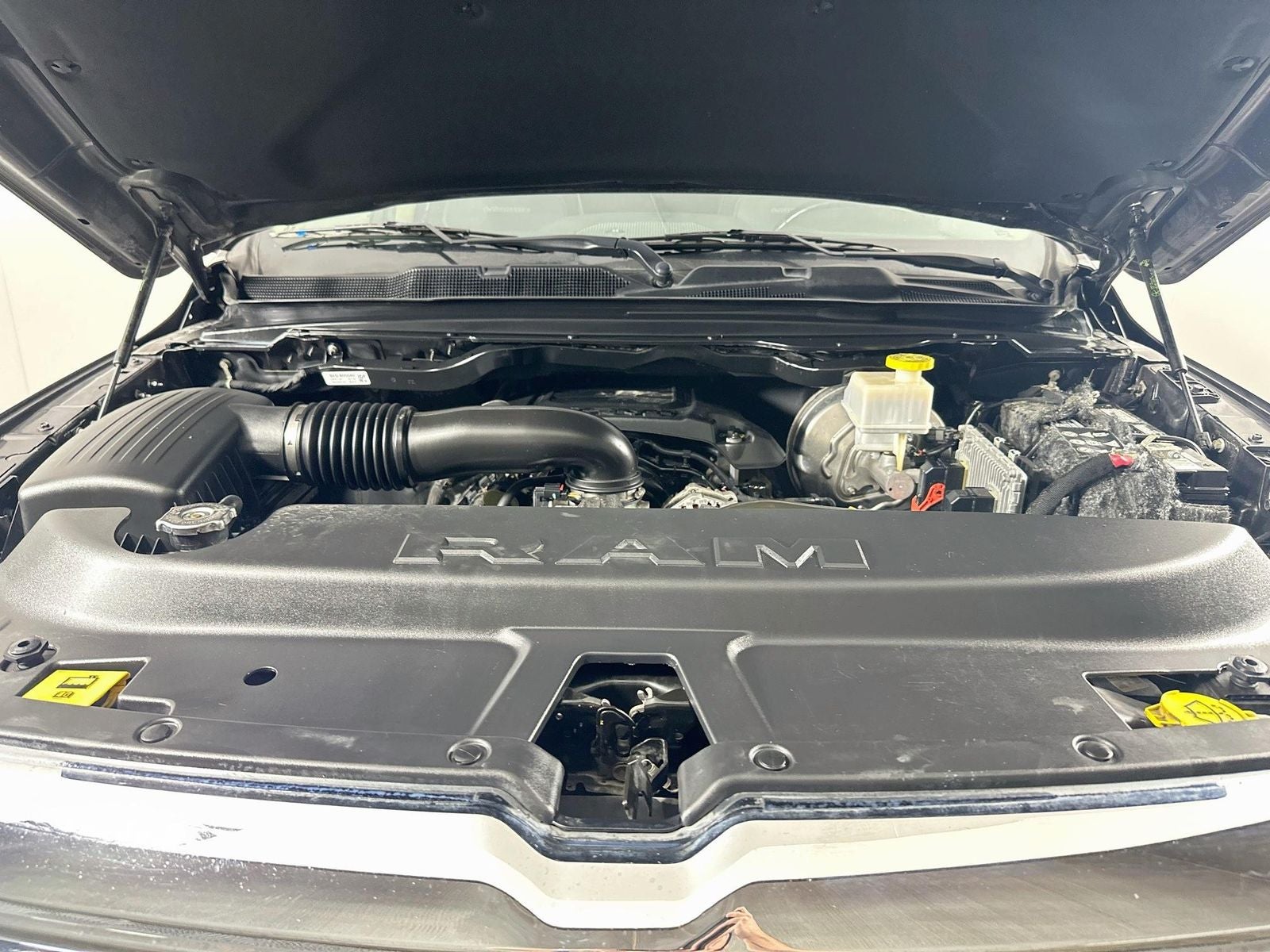 2020 RAM 1500 Laramie Crew Cab 4x4 5'7' Box