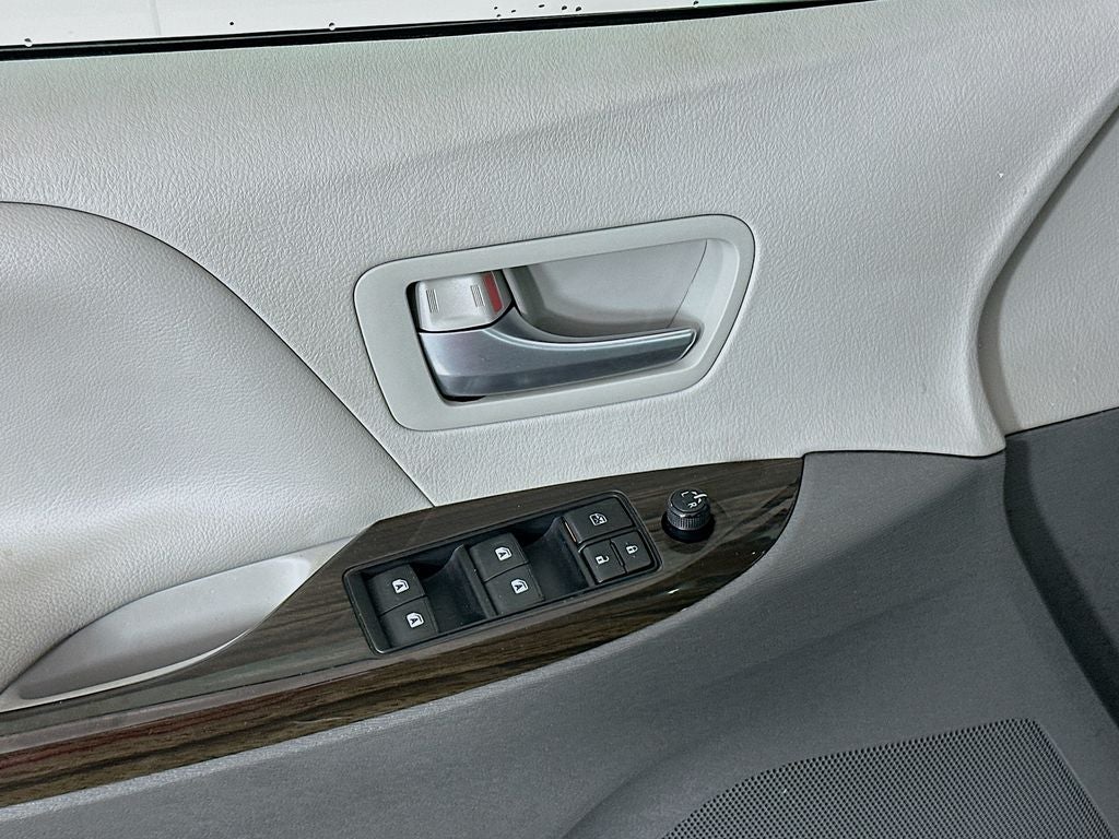 2017 Toyota Sienna L 7 Passenger