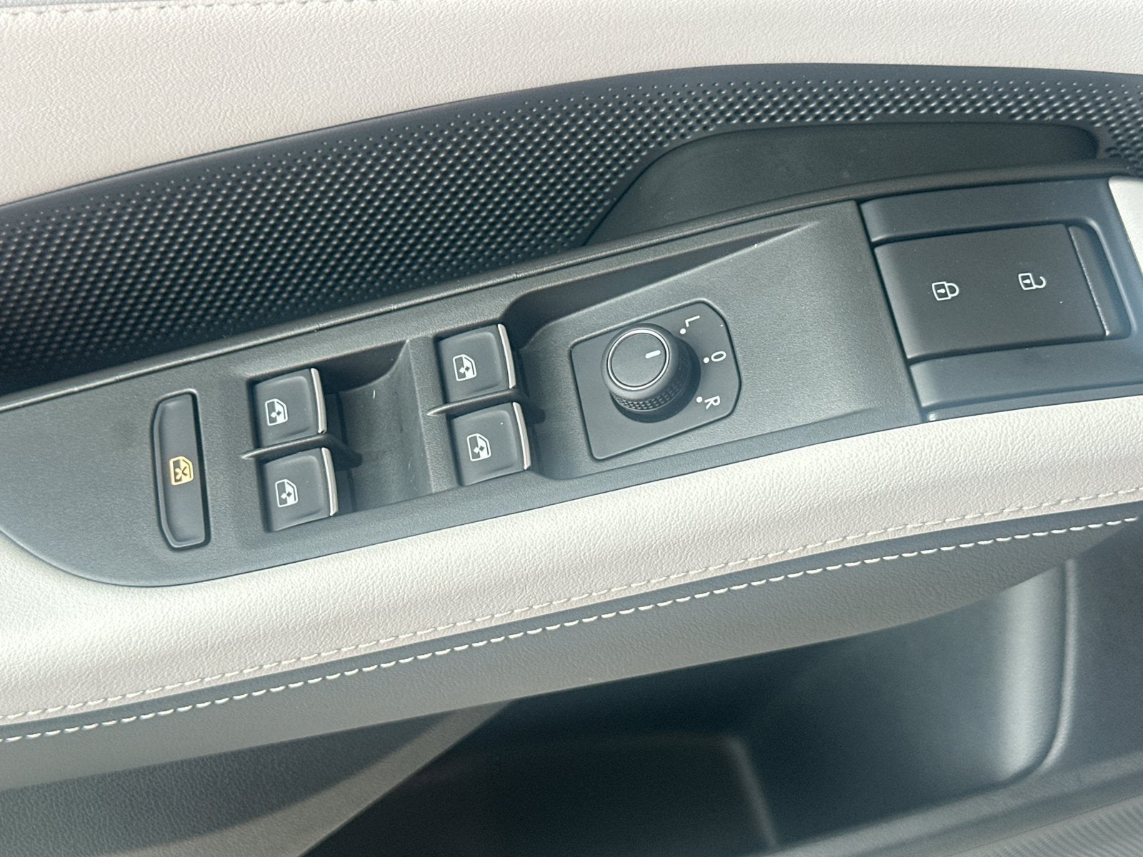 2027 Volkswagen Atlas SE w/Technology