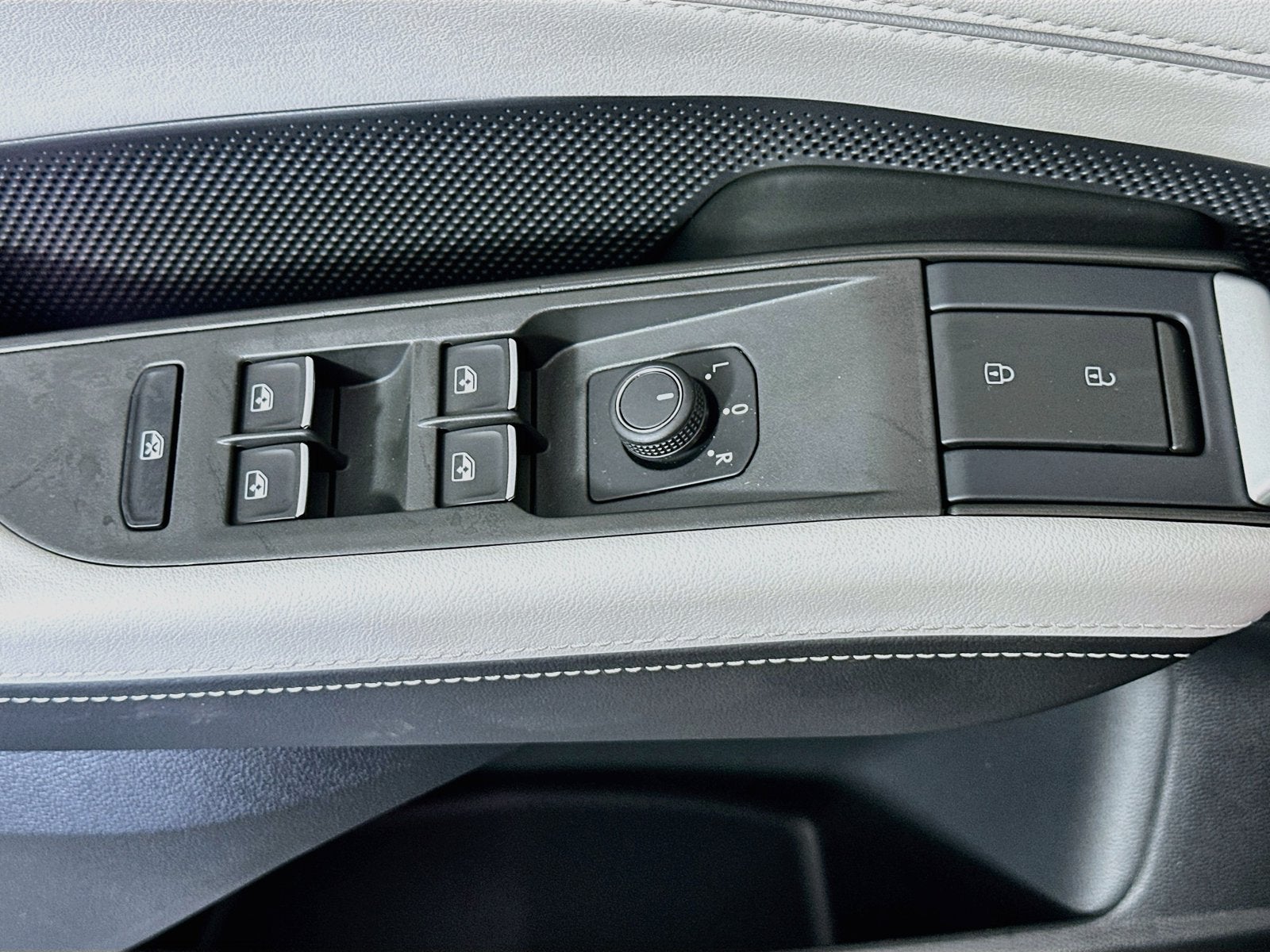 2027 Volkswagen Atlas 2.0T SE w/ Technology