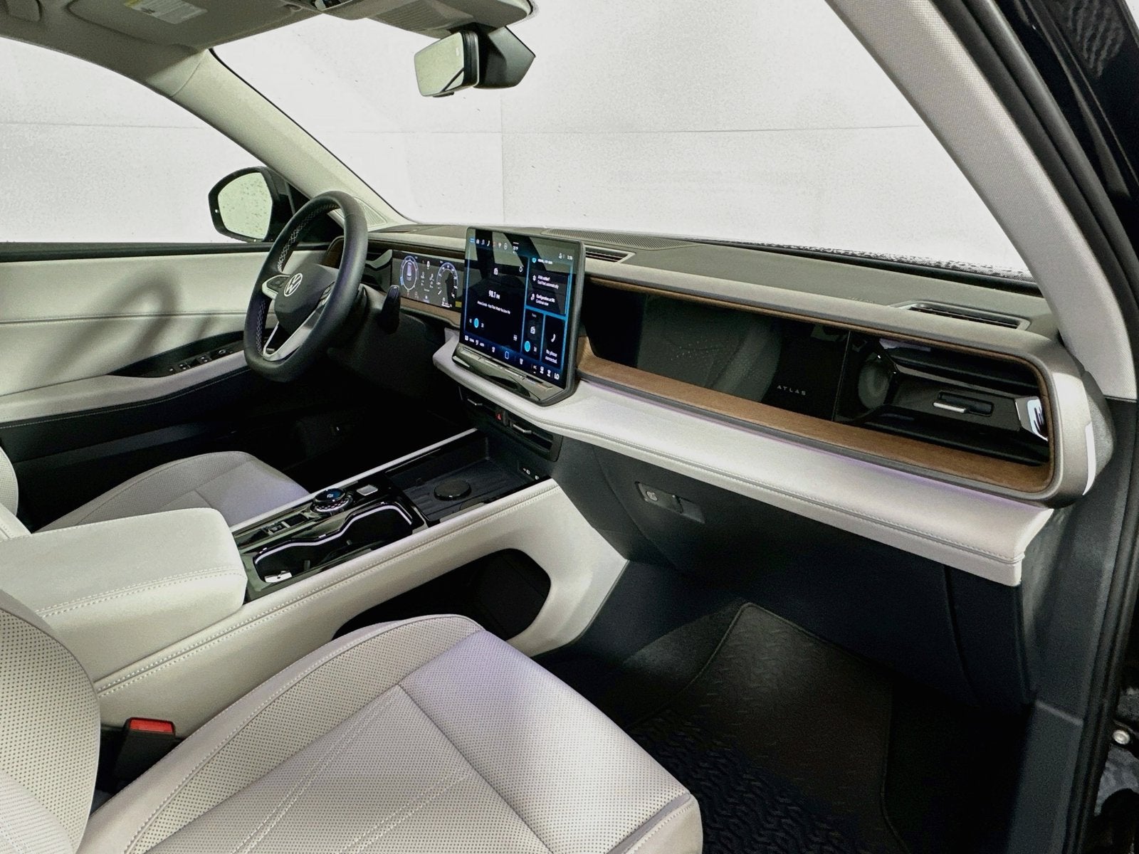 2027 Volkswagen Atlas 2.0T SE w/ Technology